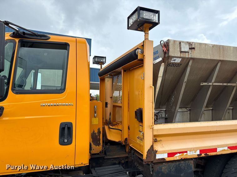 image for item DY0346 2006 International 7400 dump truck