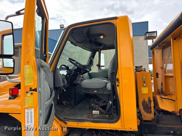 image for item DY0346 2006 International 7400 dump truck