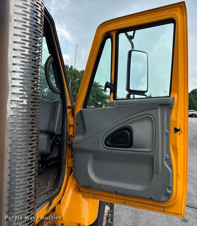 image for item DY0346 2006 International 7400 dump truck