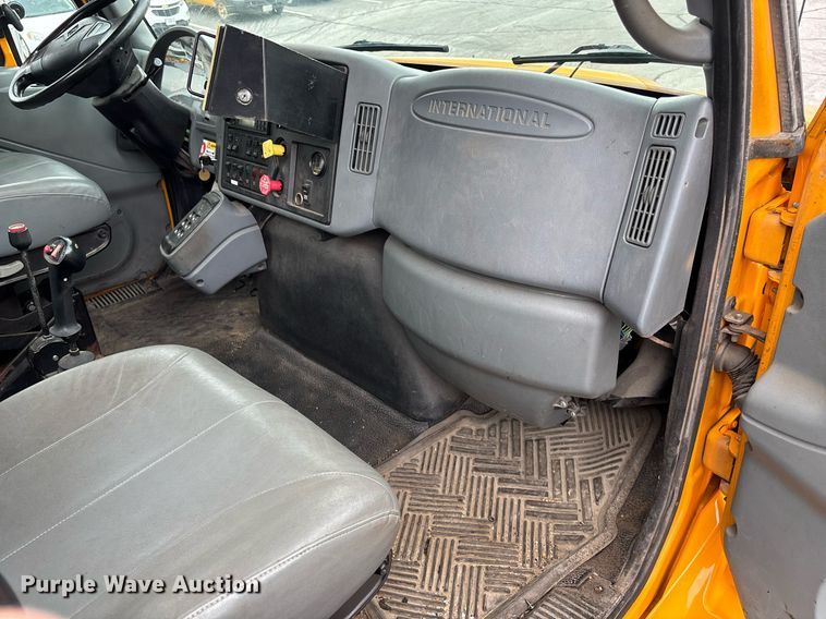 image for item DY0346 2006 International 7400 dump truck