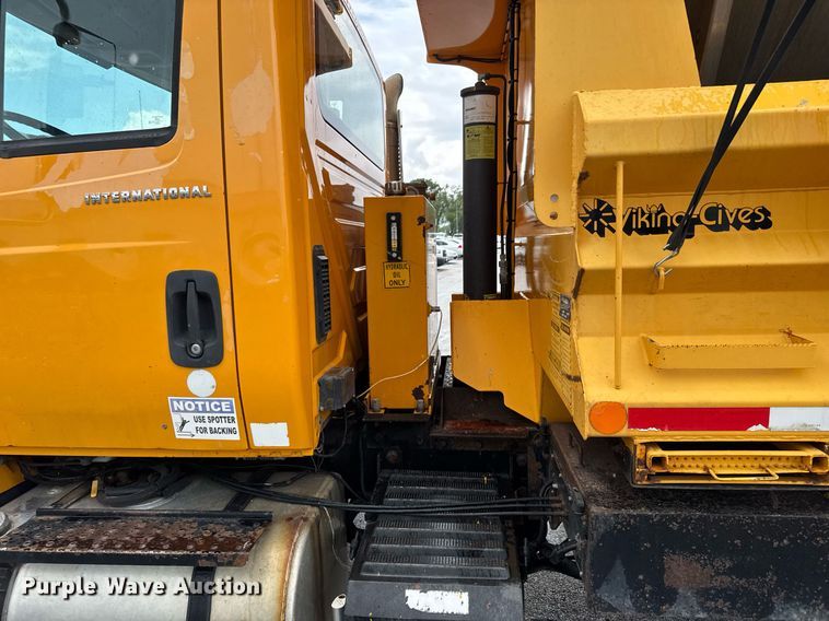 image for item DY0347 2005 International 7400 dump truck