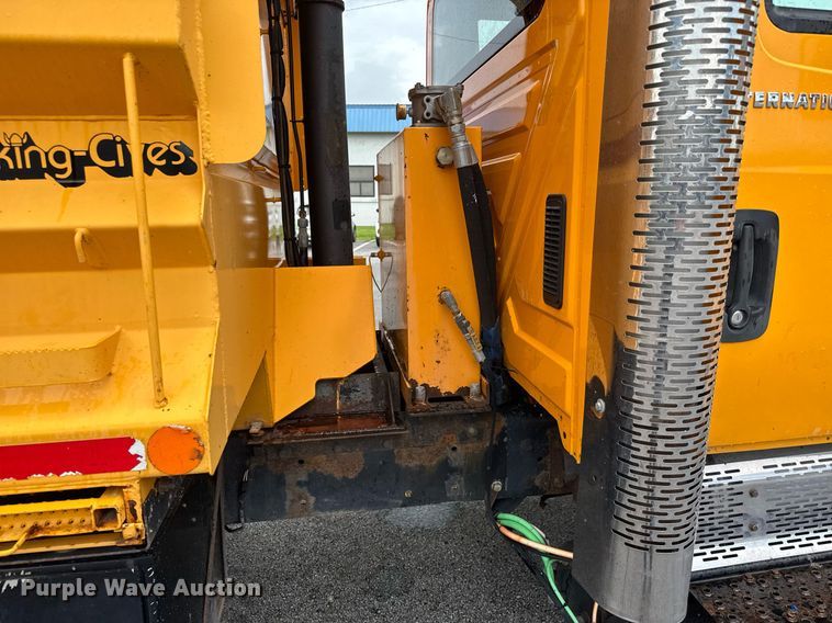 image for item DY0347 2005 International 7400 dump truck