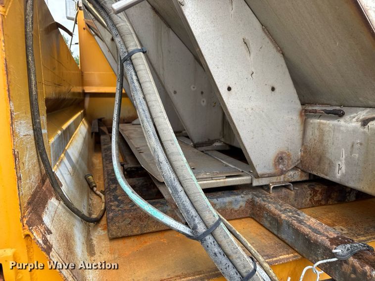 image for item DY0347 2005 International 7400 dump truck