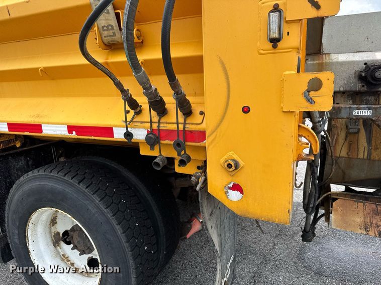 image for item DY0347 2005 International 7400 dump truck