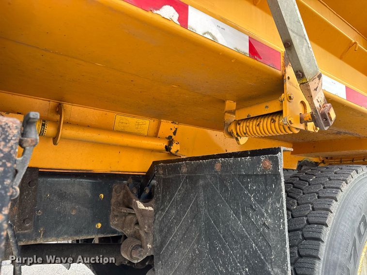 image for item DY0347 2005 International 7400 dump truck