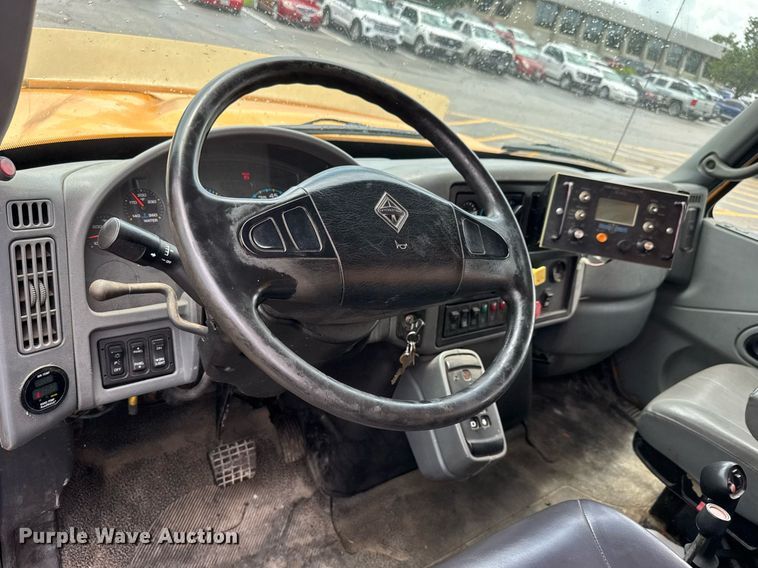 image for item DY0347 2005 International 7400 dump truck