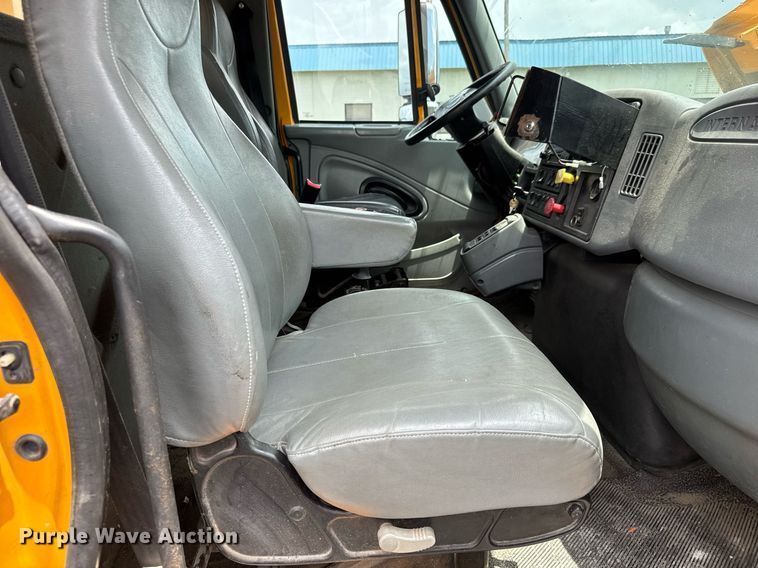 image for item DY0347 2005 International 7400 dump truck