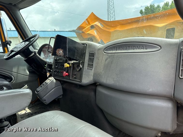 image for item DY0347 2005 International 7400 dump truck