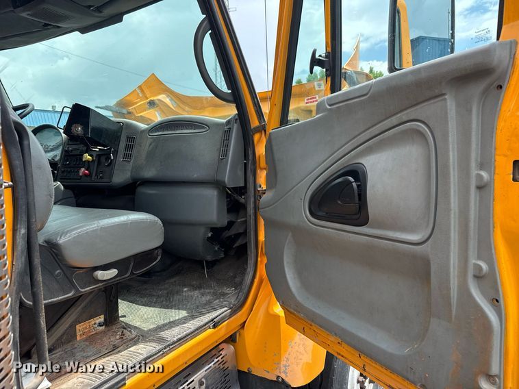 image for item DY0347 2005 International 7400 dump truck