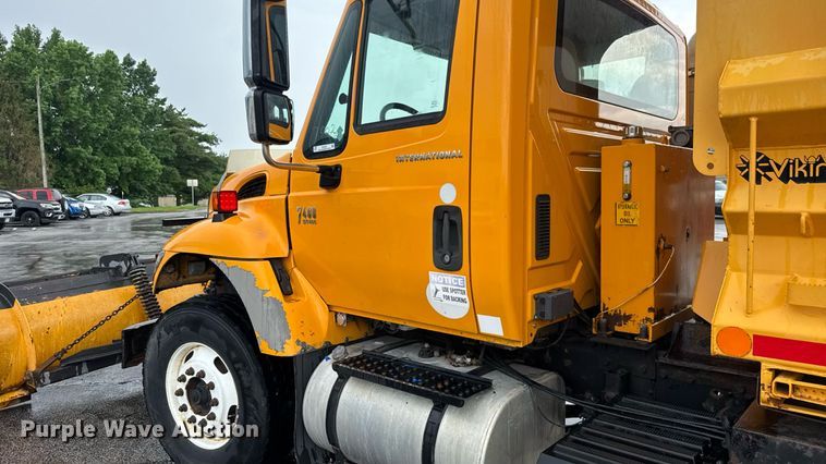 image for item DY0351 2006 International 7400 dump truck