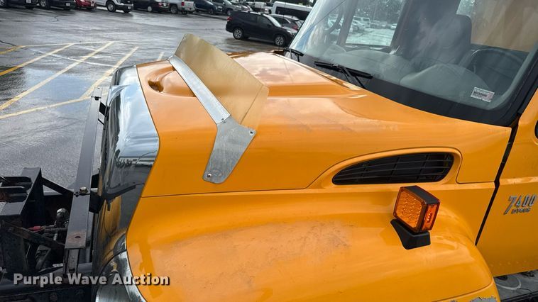 image for item DY0351 2006 International 7400 dump truck