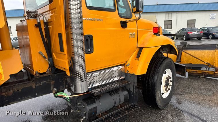 image for item DY0351 2006 International 7400 dump truck