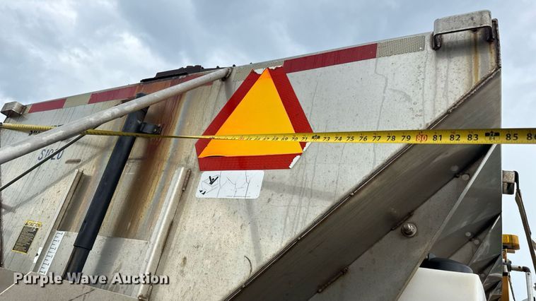 image for item DY0351 2006 International 7400 dump truck