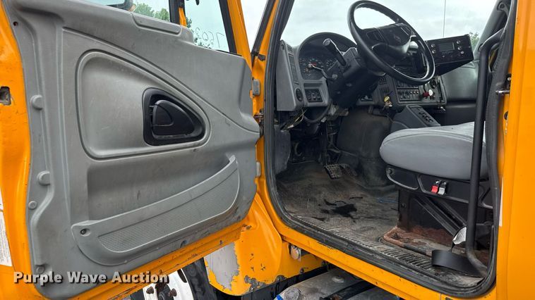 image for item DY0351 2006 International 7400 dump truck