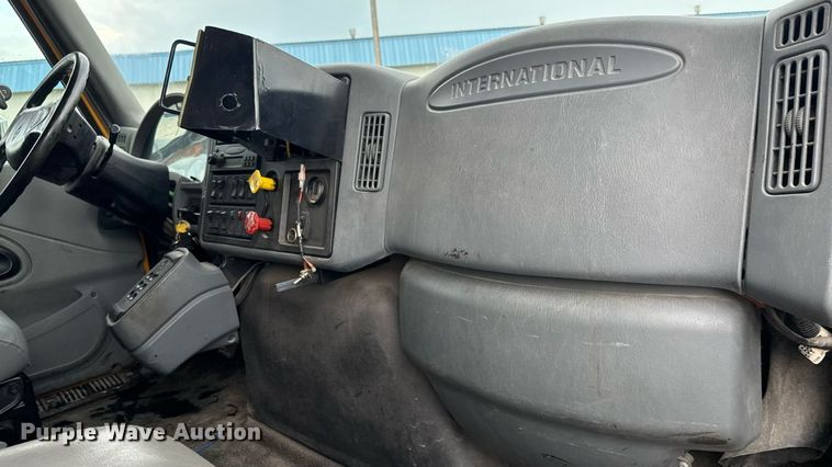 image for item DY0351 2006 International 7400 dump truck