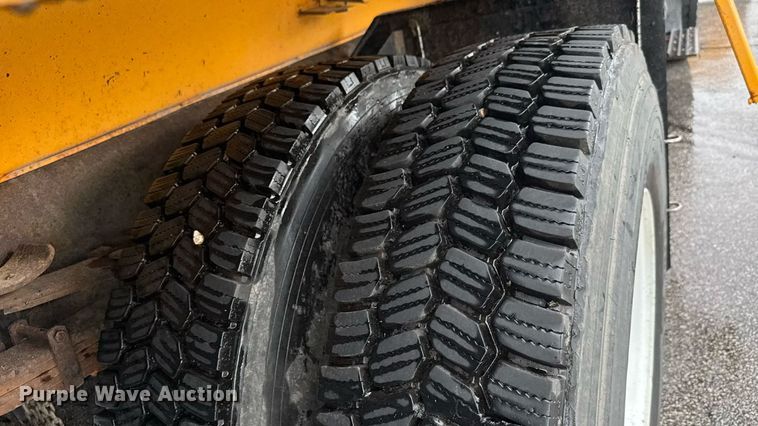 image for item DY0351 2006 International 7400 dump truck