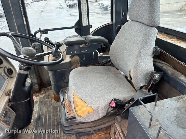 image for item DY0354 2006 John Deere 444J wheel loader