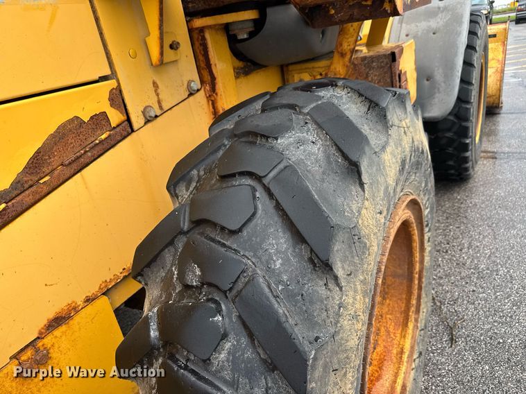 image for item DY0354 2006 John Deere 444J wheel loader