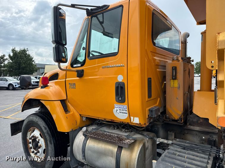 image for item DY0355 2006 International 7400 dump truck