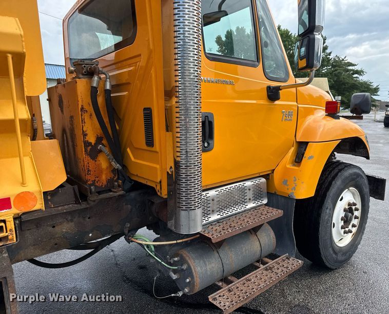 image for item DY0355 2006 International 7400 dump truck