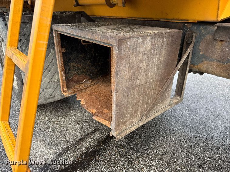 image for item DY0355 2006 International 7400 dump truck