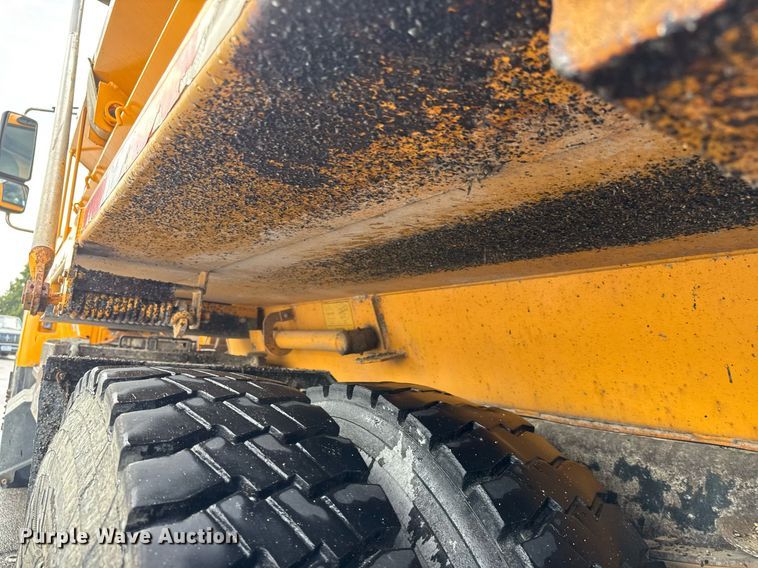 image for item DY0355 2006 International 7400 dump truck