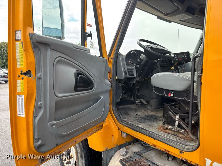 image for item DY0355 2006 International 7400 dump truck