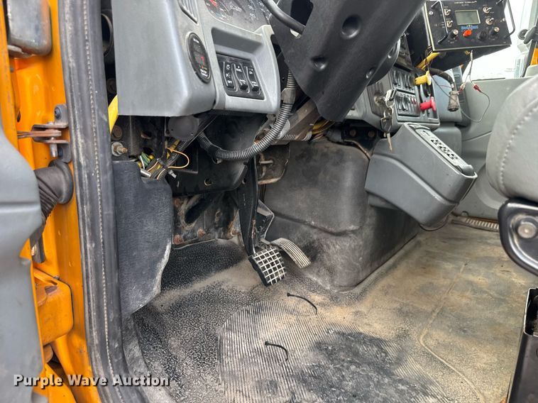 image for item DY0355 2006 International 7400 dump truck