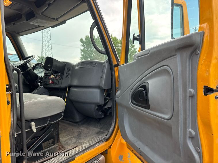 image for item DY0355 2006 International 7400 dump truck