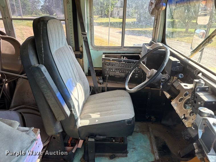 image for item DY0380 1995 Ford B800 school bus