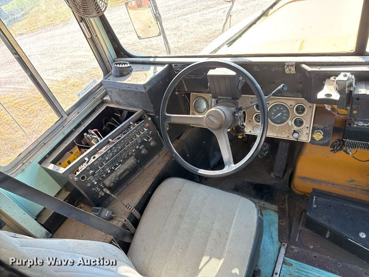 image for item DY0380 1995 Ford B800 school bus