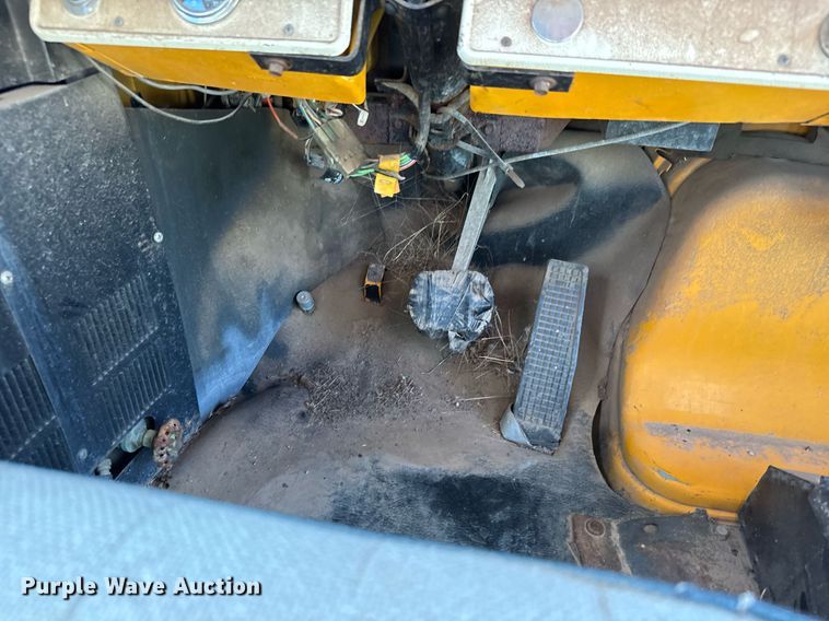 image for item DY0380 1995 Ford B800 school bus