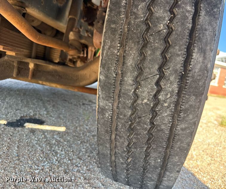 image for item DY0380 1995 Ford B800 school bus