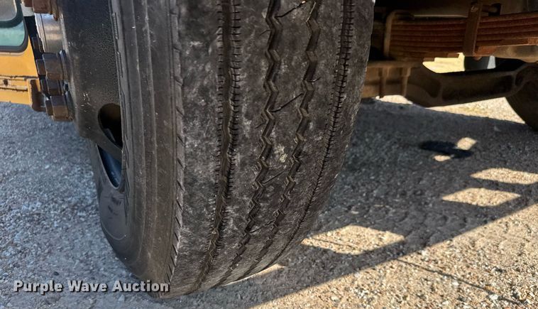 image for item DY0380 1995 Ford B800 school bus