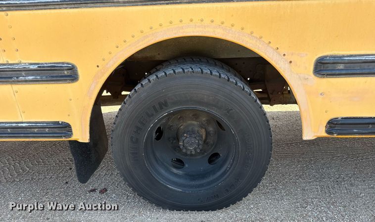 image for item DY0380 1995 Ford B800 school bus