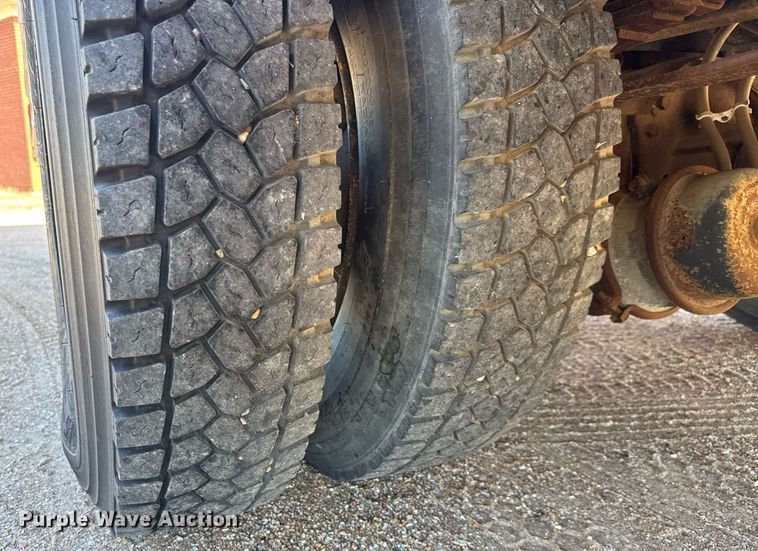 image for item DY0380 1995 Ford B800 school bus