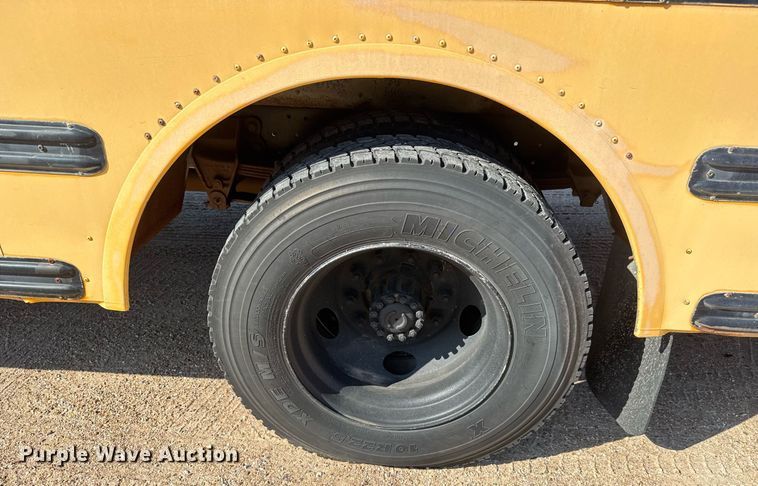 image for item DY0380 1995 Ford B800 school bus