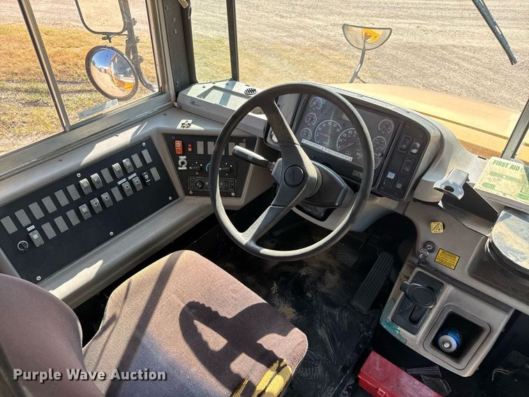 image for item DY0382 2005 Freightliner FS65 school bus