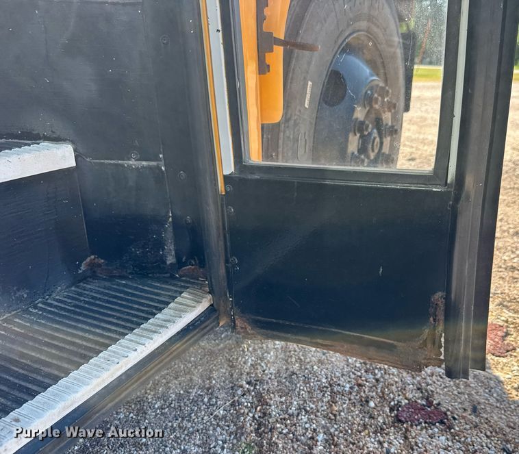 image for item DY0382 2005 Freightliner FS65 school bus