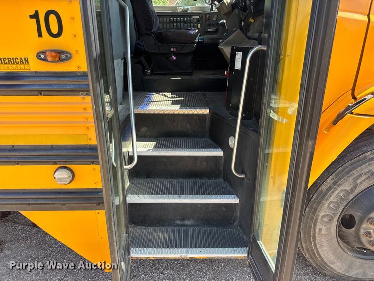 image for item DY0385 2004 Freightliner FS65 school bus