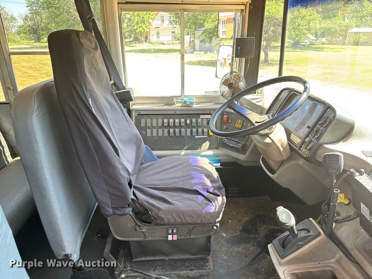 image for item DY0385 2004 Freightliner FS65 school bus