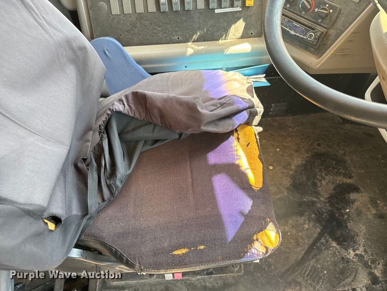 image for item DY0385 2004 Freightliner FS65 school bus