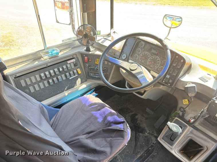 image for item DY0385 2004 Freightliner FS65 school bus