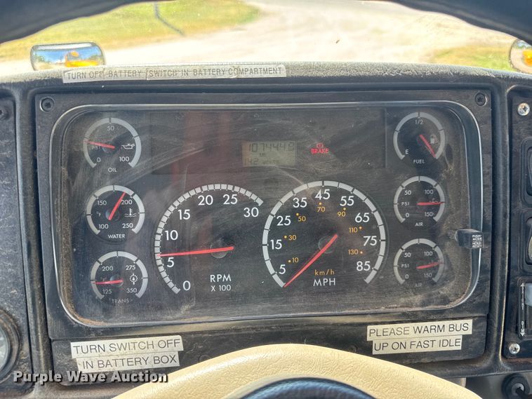 image for item DY0385 2004 Freightliner FS65 school bus