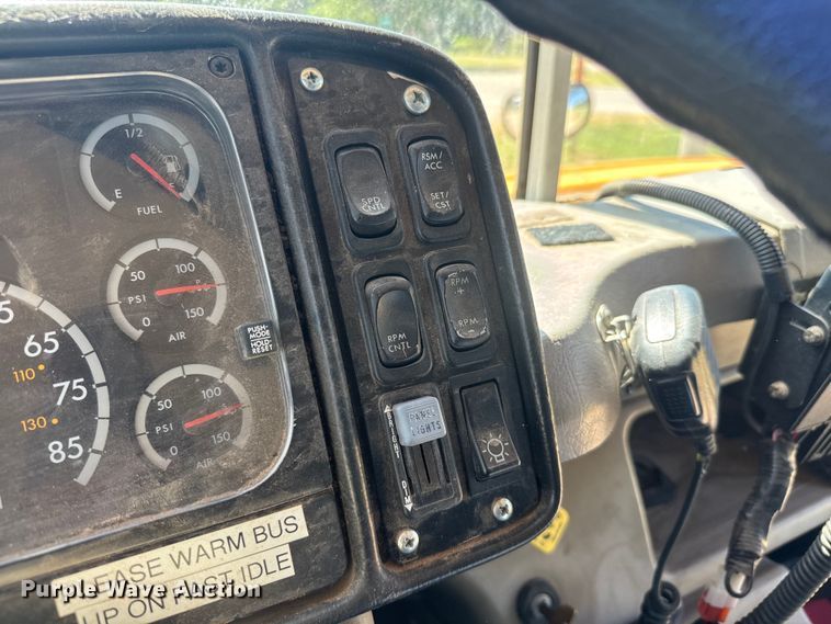 image for item DY0385 2004 Freightliner FS65 school bus