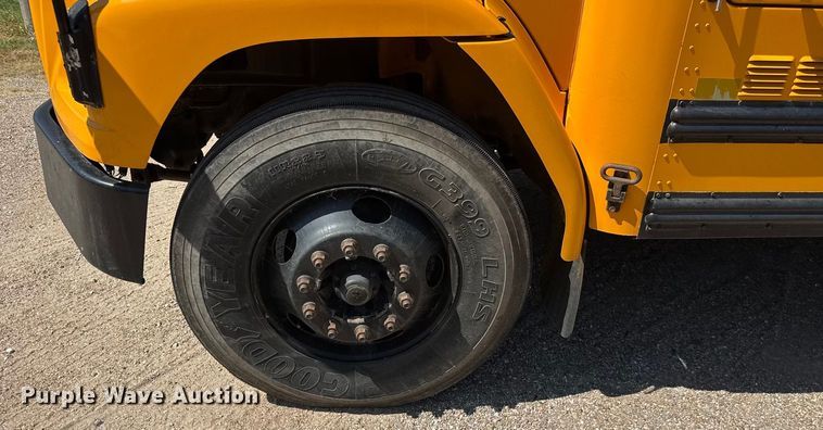 image for item DY0385 2004 Freightliner FS65 school bus