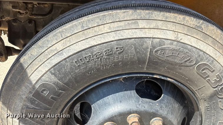 image for item DY0385 2004 Freightliner FS65 school bus