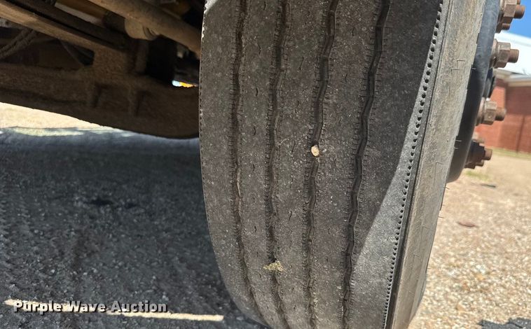 image for item DY0385 2004 Freightliner FS65 school bus