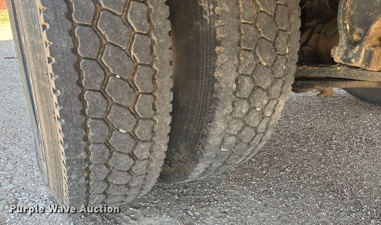 image for item DY0385 2004 Freightliner FS65 school bus