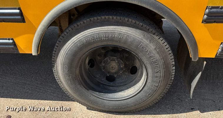 image for item DY0385 2004 Freightliner FS65 school bus